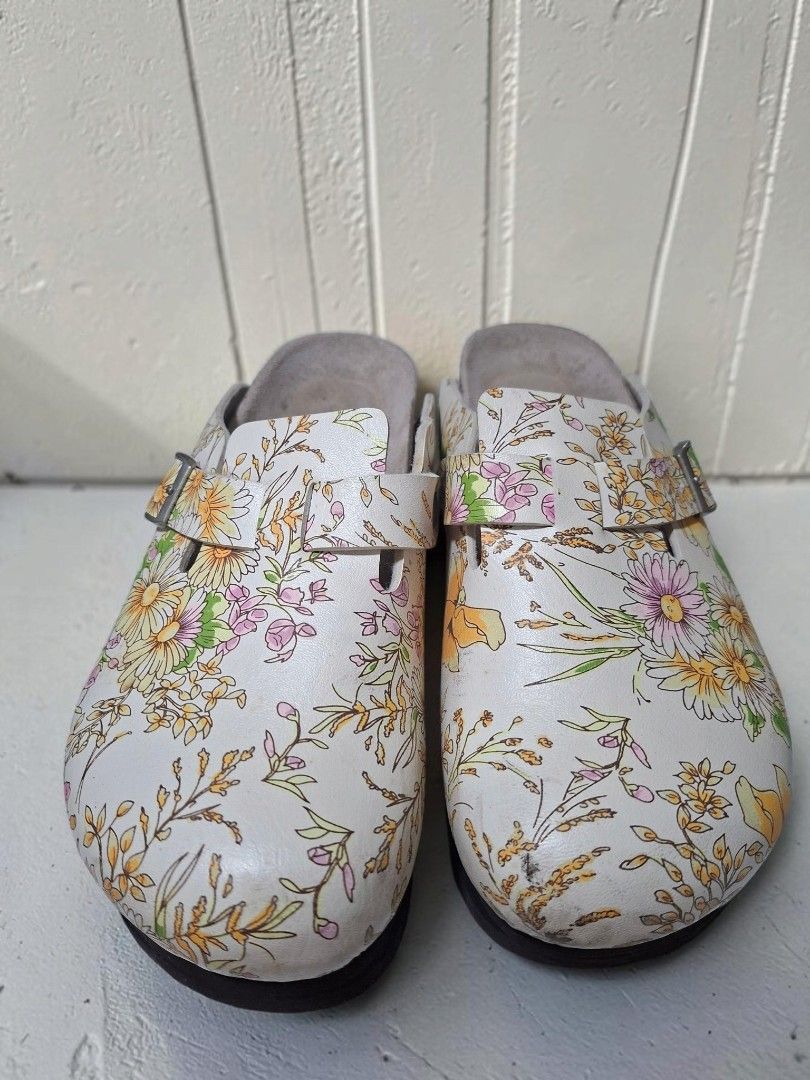 YOSUKE FLORAL MULE PLATFORM (Category: Flats & Sandals) located in Las Pinas. Submitted by annachiaonair2037 (Listing ID 1465962021, Image 1). Description: YOSUKE USA FLORAL PLATFORM MULES FROM JAPAN 1.5" PLATFORM HEIGHT GENUINE LEATHER COMFY FITS SIZE 7.5 TO 8.