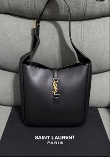 (Category: ) located in . Submitted by chic.bags (Listing ID 1466034366, Image 1). Description: .
