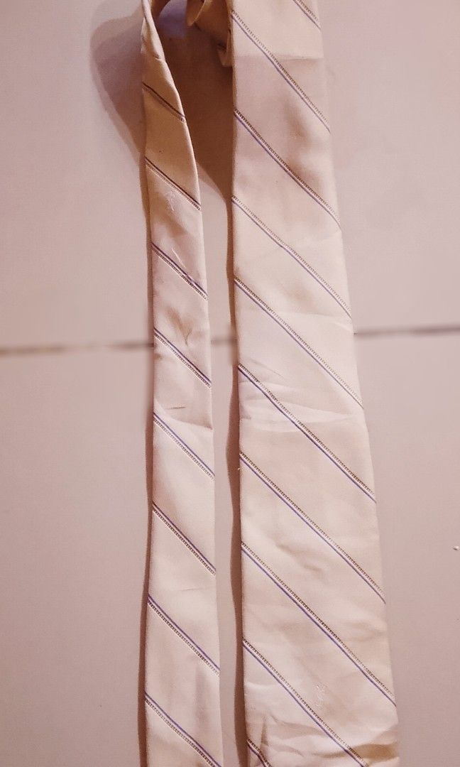 Yves saint Laurent necktie (Category: Luxury Accessories) located in Alicia. Submitted by celynahambotruecelyna39 (Listing ID 1466105499, Image 1). Description: in good condition.