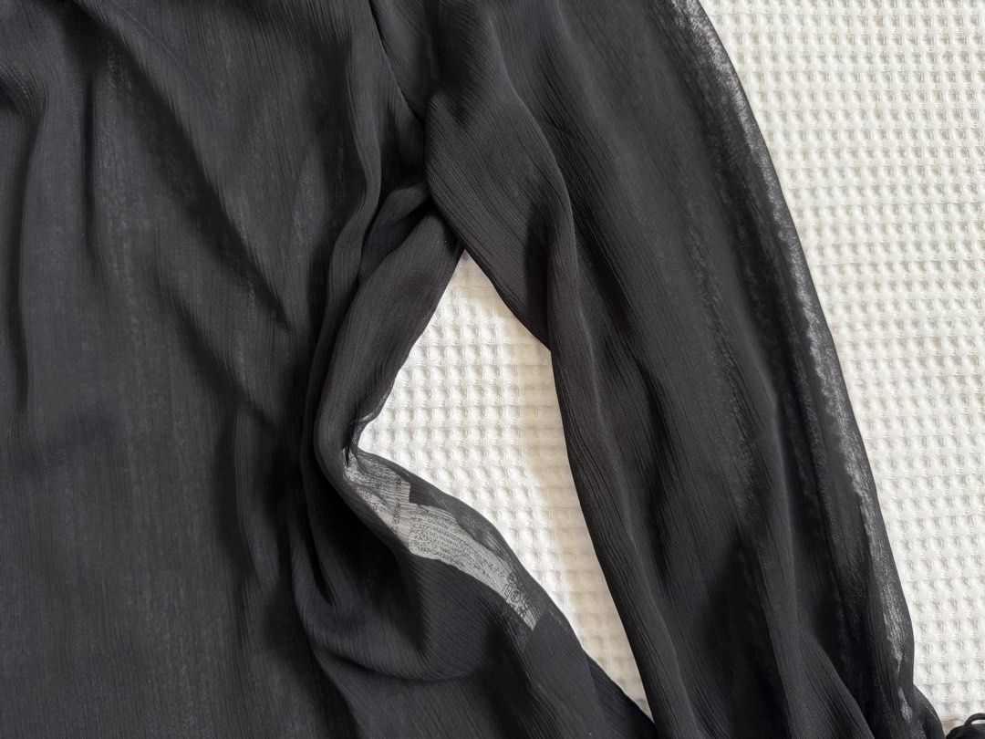 Zara Basic Black Chiffon Ruffle Neck Long Sleeve Blouse (Category: Longsleeves) located in Baguio. Submitted by blnxxx (Listing ID 1466108773, Image 3). Description: Zara Basic see through long sleeves top Brand new M on tag.