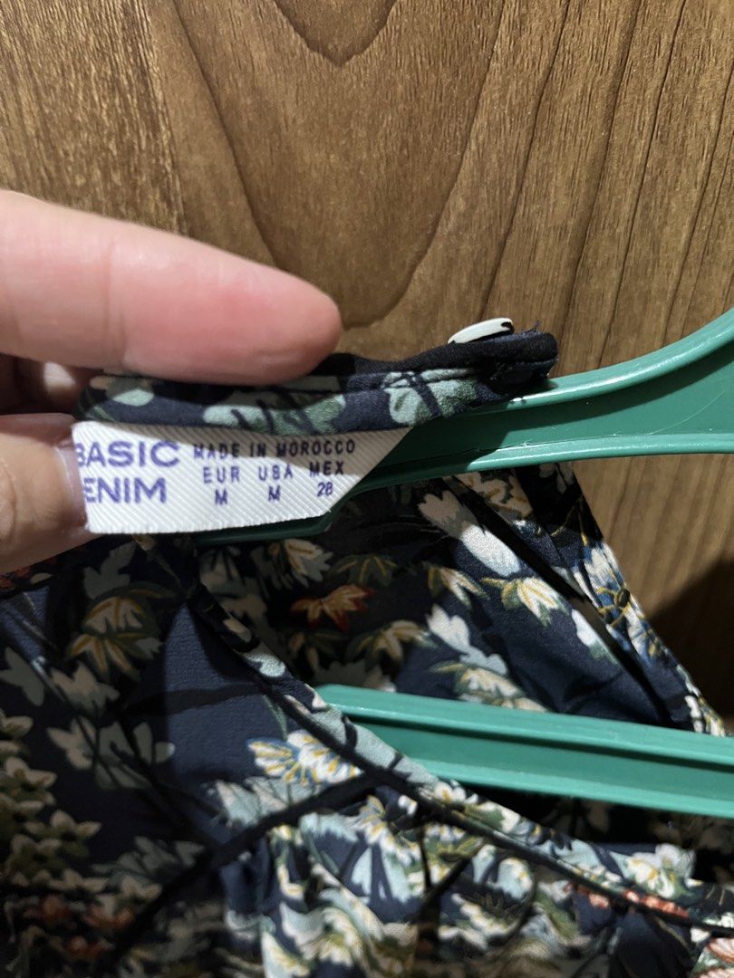 Zara Basic Denim Floral Blouse Size M (Category: Blouses) located in Quezon City. Submitted by epictiger.c6451a (Listing ID 1465963454, Image 3). Description: - Brand: Zara Basic - Style: Denim floral blouse - Color: Navy blue with all-over floral print - Size: M (Made in Morocco) - Features: Long sleeves, button-closure keyhole cutout at the back - Material: Lightweight and comfortable fabric.