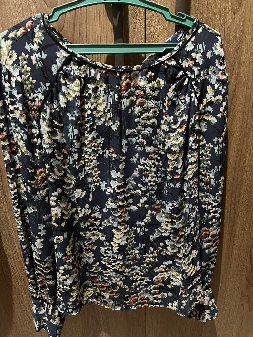 Zara Basic Denim Floral Blouse Size M (Category: Blouses) located in Quezon City. Submitted by epictiger.c6451a (Listing ID 1465963454, Image 1). Description: - Brand: Zara Basic - Style: Denim floral blouse - Color: Navy blue with all-over floral print - Size: M (Made in Morocco) - Features: Long sleeves, button-closure keyhole cutout at the back - Material: Lightweight and comfortable fabric.