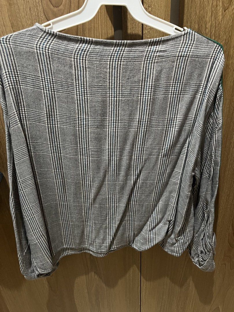 Zara Basic Plaid Long Sleeve Blouse Size XL (Category: Longsleeves) located in Quezon City. Submitted by epictiger.c6451a (Listing ID 1465963862, Image 2). Description: - Brand: Zara Basic - Size: XL - Color: Grey and black plaid with navy and green arm stripes - Design: Long sleeves, rounded neckline, loose fit - Origin: Made in Turkey - Condition/Style: Comfortable casual piece, great for everyday wear.