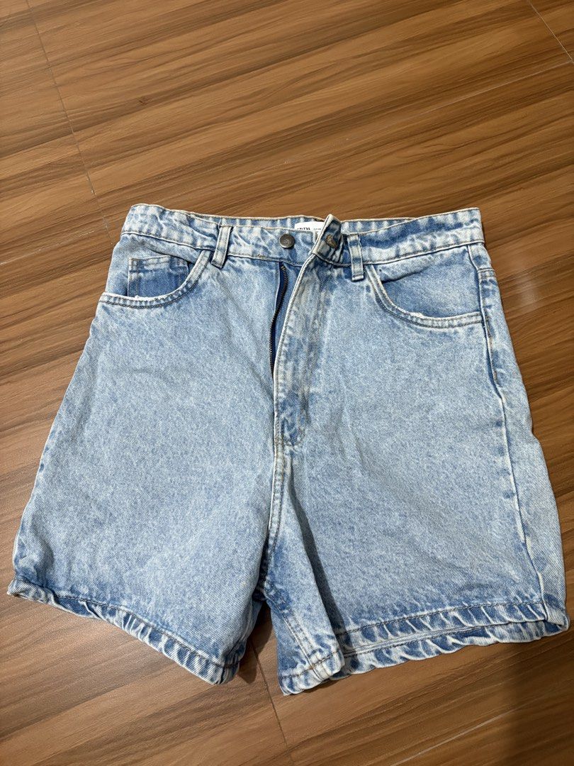 Zara Bermuda Shorts (Category: Shorts) located in Caloocan City. Submitted by soul.searcher (Listing ID 1465991455, Image 1). Description: ZARA SHORTS Size 40 Fits up to size 31 Excellent Condition Rfs: Too big.