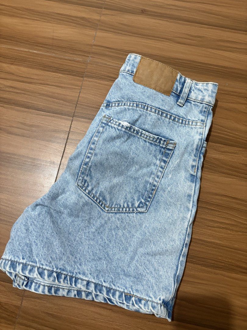 Zara Bermuda Shorts (Category: Shorts) located in Caloocan City. Submitted by soul.searcher (Listing ID 1465991455, Image 3). Description: ZARA SHORTS Size 40 Fits up to size 31 Excellent Condition Rfs: Too big.