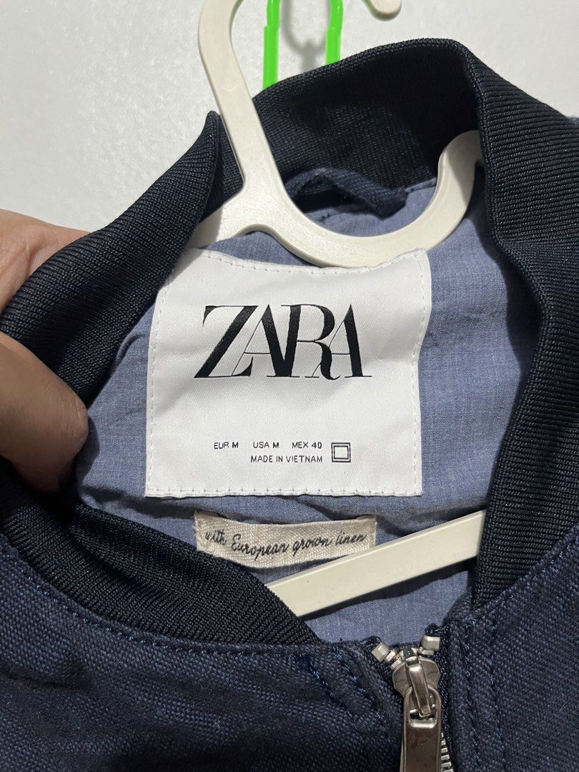 ZARA bomber jacket (Category: Activewear) located in Cebu City. Submitted by thrift.sht (Listing ID 1465996211, Image 3). Description: Zara bomber jacket Color rate:9.9/10 navy blue Size: medium to large Excellent condition No issue 📍cebu city.
