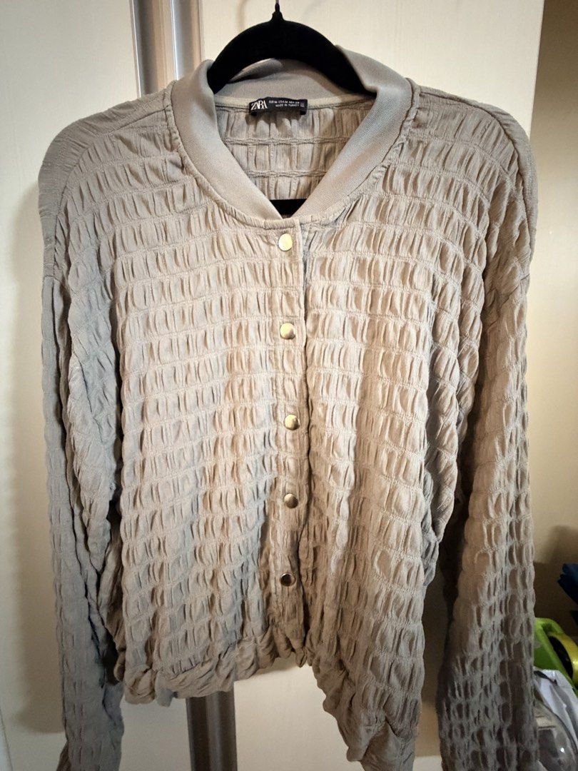 Zara light grey jacket (Category: Coats, Jackets and Outerwear) located in Quezon City. Submitted by bloompicks (Listing ID 1466031608, Image 2). Description: Super nice in actual. Light jacket can wear for work or casual days. No issues Will fit up to xl.
