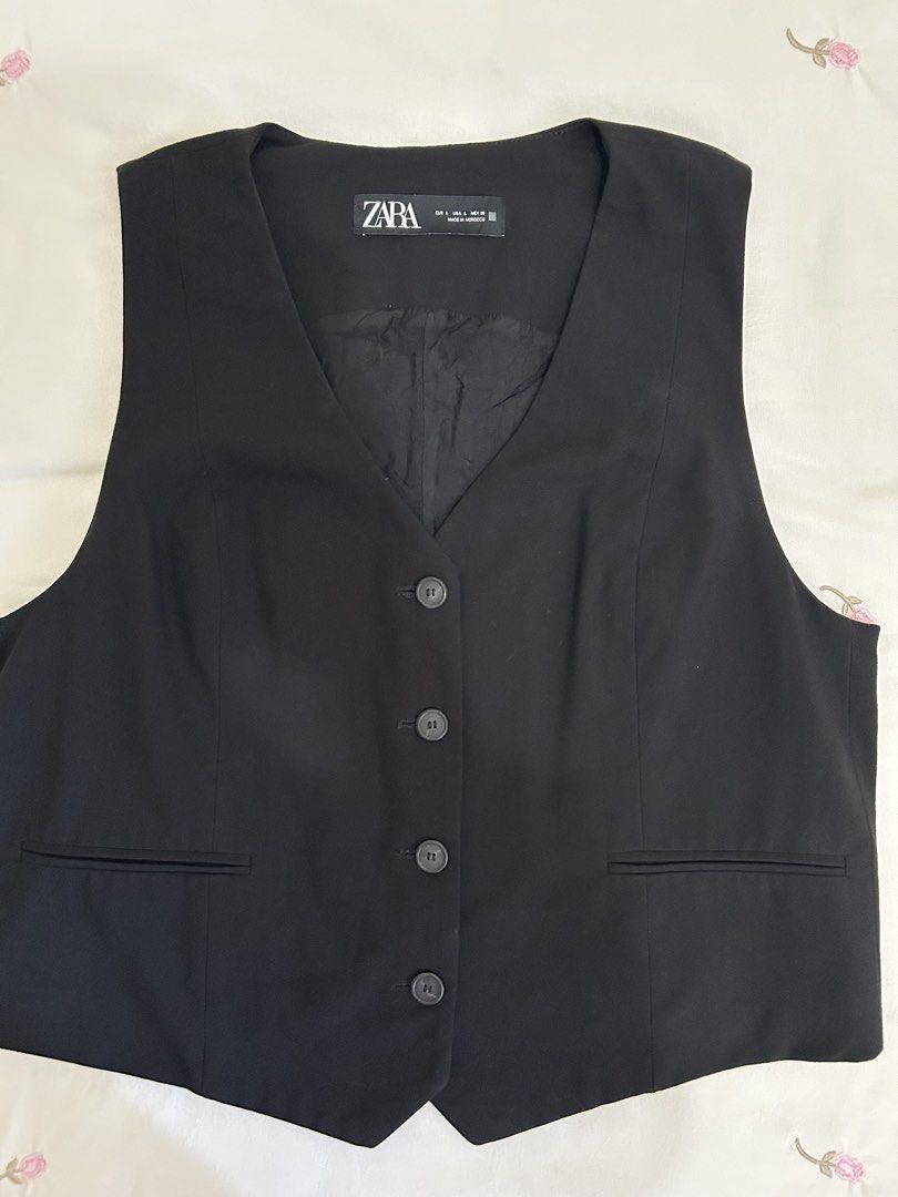 Zara Sleeveless Vest Basic Top (Category: Sleeveless) located in Manila. Submitted by summerdeclutters (Listing ID 1466027433, Image 3). Description: 🪷 Fits M-L 🪷 Great condition 🪷 Classic & versatile basic 🪷 Easy to style & perfect for everyday wear 🪷 Open to reasonable negotiations! 💌.
