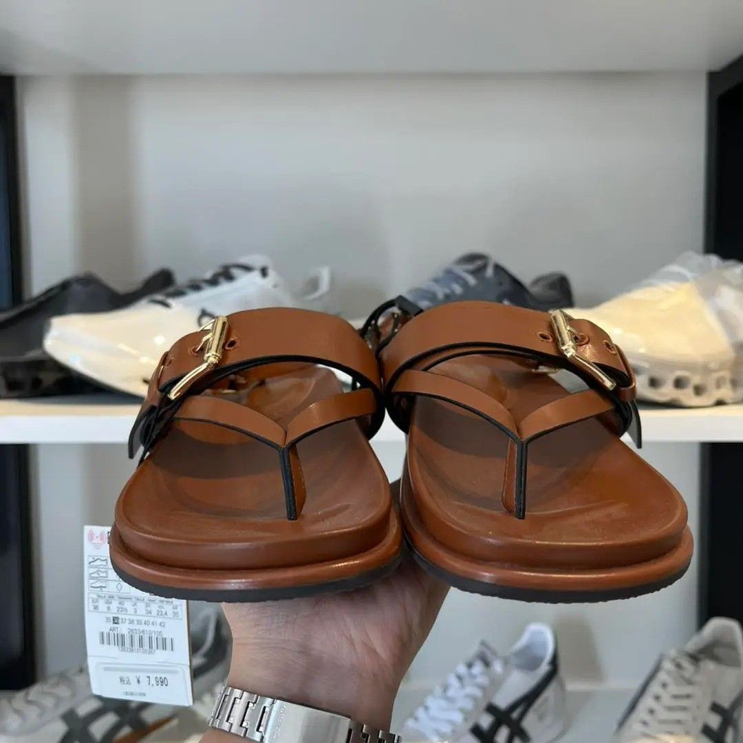 Zara strappy buckle sandals (Category: Flats & Sandals) located in Lipa City. Submitted by prettymaj25 (Listing ID 1466094797, Image 1). Description: almost 30 items sold ko nito sa blue apps grabe super ganda 100% original ! 35 to 40.