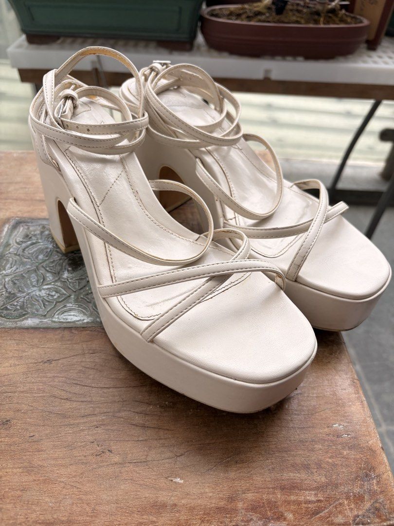 Zara white chunky heels size 39 (Category: Heels) located in Makati City. Submitted by __ninni__ (Listing ID 1465991394, Image 1). Description: Size 39.