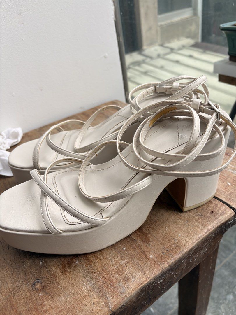 Zara white chunky heels size 39 (Category: Heels) located in Makati City. Submitted by __ninni__ (Listing ID 1465991394, Image 3). Description: Size 39.