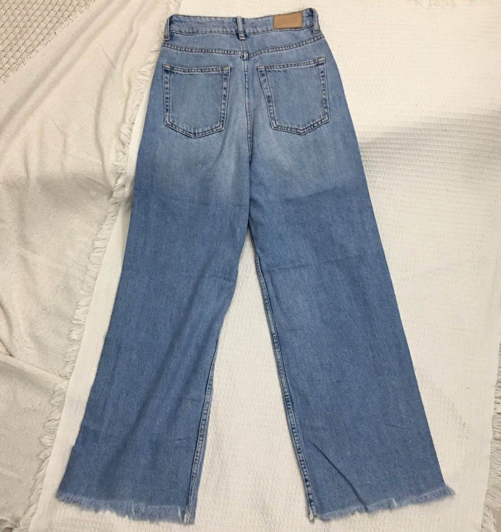 Zara wide baggy jeans (Category: Jeans) located in Subic. Submitted by ayvee.ph (Listing ID 1466152988, Image 3). Description: Zara wide baggy jeans Sis ang ganda neto!!! Highwaist🤩 Staple!💎 Not Stretchy No flaws / Issue Size: Waist: 25-26 Length: 39 📌Measured via tm 📷Coor may differ due to lighting / camera used Price: 600 sale (Last price posted) 📍Olongapo City 🚚Reg J&T door to door del 📌Those miners na may pending balance, not allowed t