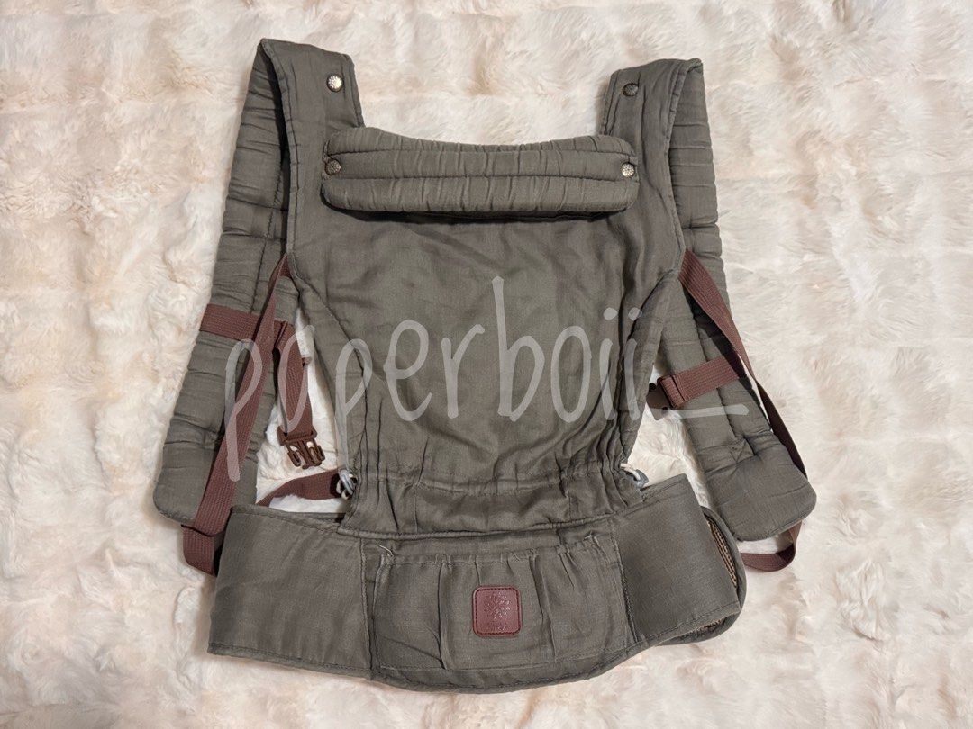 Zima Linen Adjustable Baby Carrier (Category: Carriers & Slings) located in San Juan City. Submitted by paperboii_ (Listing ID 1466092624, Image 3). Description: - Brand: Zima Linen Adjustable Baby Carrier - Color: Taupe - Age Range: Newborns to toddlers - Condition: Includes original storage box .