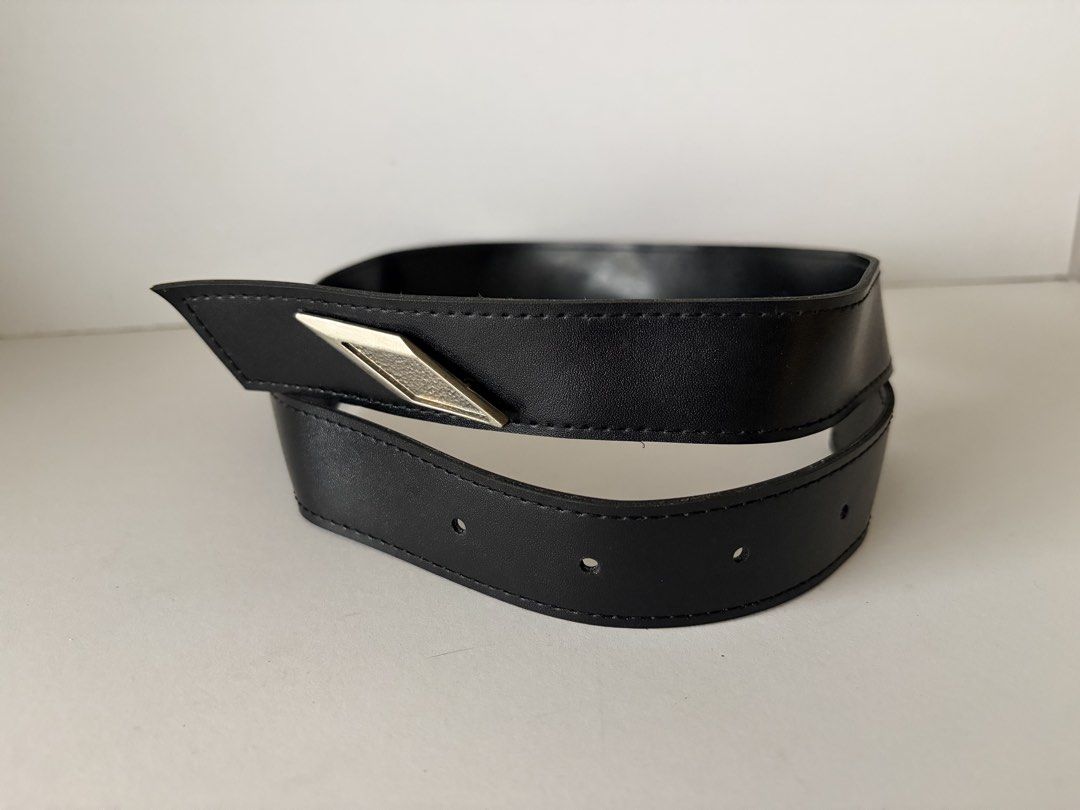 10. Black Leather Belt 38 (Category: Belts) located in Quezon City. Submitted by wagwagan_ukay_blues (Listing ID 1466239528, Image 3). Description: From Japan In good condition Please expect signs of usage Hole Size -25”-29” Overall - 31” Width -1.1” Novaliches Qc.