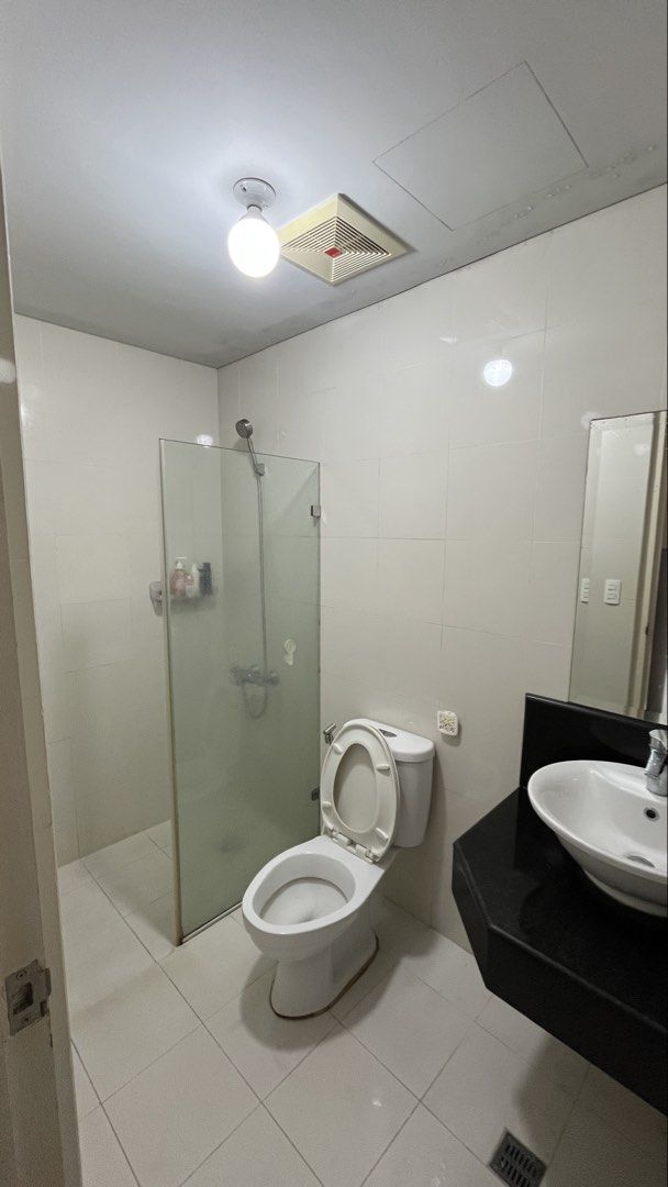 1 Bedroom unit in Palm Tree Villas (Category: Apartments & Condos) located in Quezon City. Submitted by _carlossssssss (Listing ID 1466301127, Image 2). Description: 1 Bedroom Unit in One Palm Tree Villas - 47 sqm - Facing Amenities - Semi Furnished (Bed, Closets, Fridge, AC) - PDCs Near NAIA 3, Resorts World, Villamor Golf Club Direct to Owner No agents please .