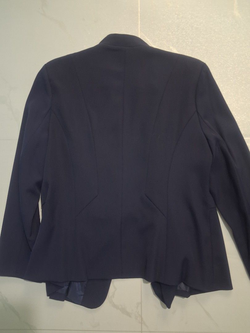 深藍色立領西裝外套 3XL （分類：外套及戶外衣服）位於 Hong Kong。 由 springred 提交（商品編號 1466335466，圖片 2）。簡介： 深藍色西裝外套，立領設計，修身剪裁，背面有省道線條。有內裡，質地企身。碼數係3XL (180/100A)。著上身斯文大方，返工或者見工都合適，有需要嘅朋友可以聯絡我。。