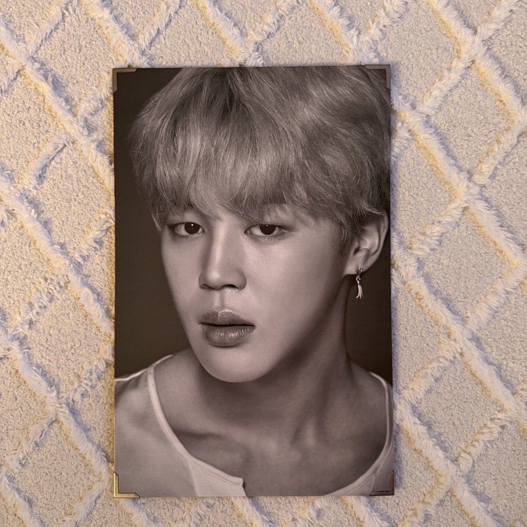 出 BTS 2017 Wings Tour The Final Jimin Premium Photo 相框 （分類：韓流周邊）位於 Hong Kong。 由 ciaaaaha 提交（商品編號 1466285765，圖片 1）。簡介： 求清 可議 mtr面交 / SF到付 [綠色綫>東鐵綫>屯馬綫>紅色綫] 有初傷及歲月痕跡。