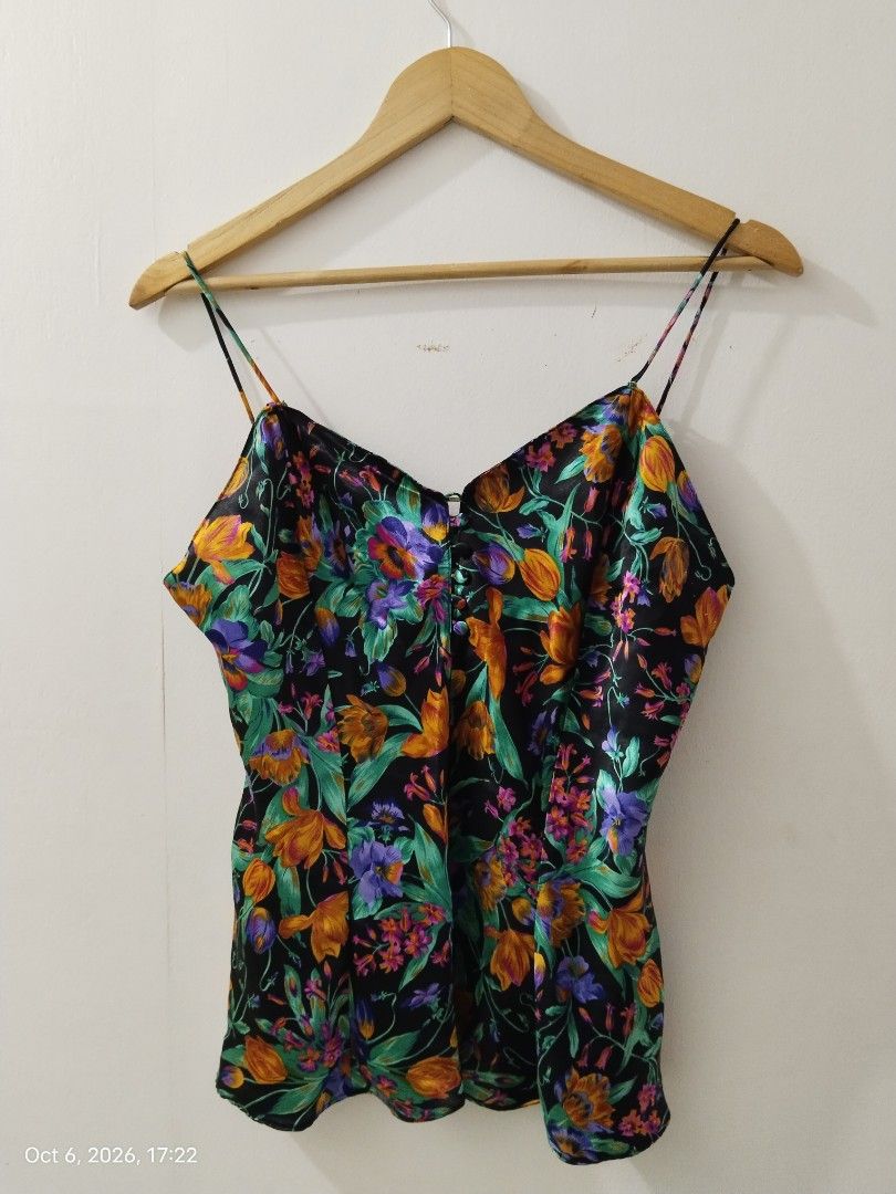 ✨ Floral Sleeveless | Medium to Large (Category: Activewear) located in Las Pinas. Submitted by cjgcloset (Listing ID 1466245296, Image 1). Description: with available button.