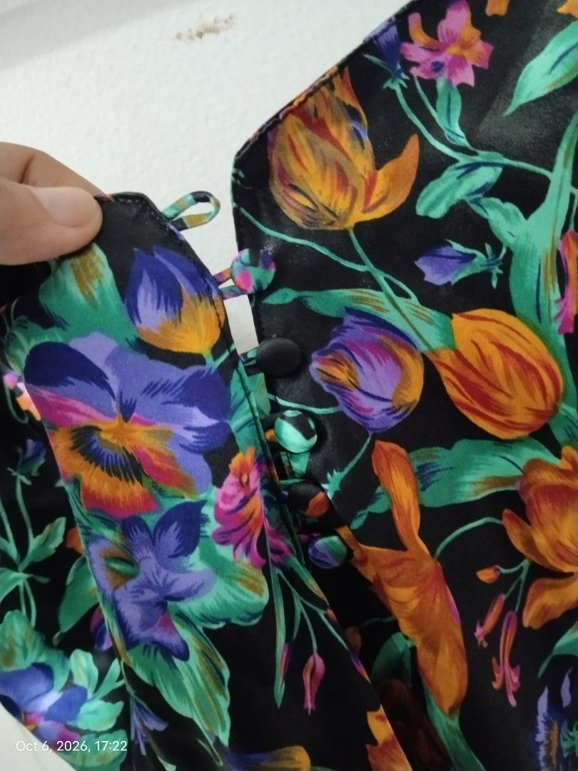 ✨ Floral Sleeveless | Medium to Large (Category: Activewear) located in Las Pinas. Submitted by cjgcloset (Listing ID 1466245296, Image 3). Description: with available button.