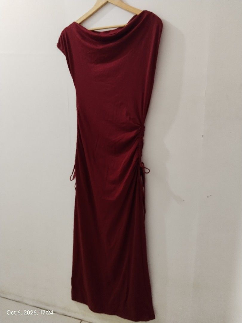 ✨ Long Red Dress | Small to Medium (Category: Dresses) located in Las Pinas. Submitted by cjgcloset (Listing ID 1466245821, Image 1). Description: .