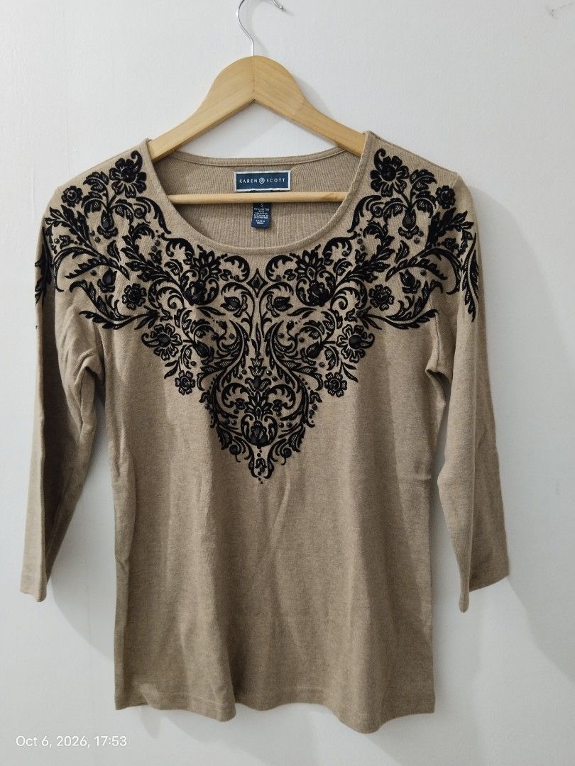 ✨ Womens Blouse | Small (Category: Activewear) located in Las Pinas. Submitted by cjgcloset (Listing ID 1466250303, Image 1). Description: .
