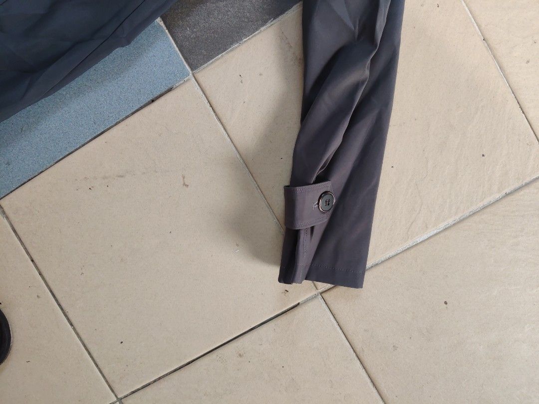 a jacket (Category: Coats, Jackets and Outerwear) located in Singapore. Submitted by yhsyhs (Listing ID 1466232143, Image 4). Description: .