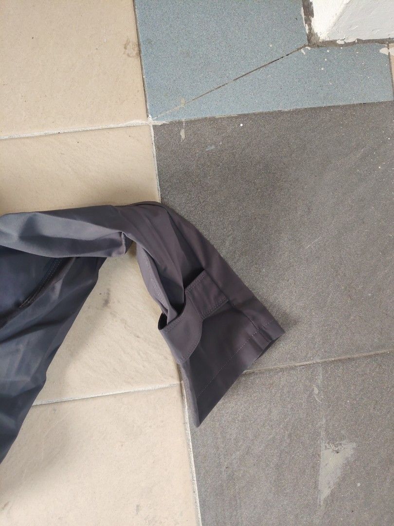 a jacket (Category: Coats, Jackets and Outerwear) located in Singapore. Submitted by yhsyhs (Listing ID 1466232143, Image 5). Description: .
