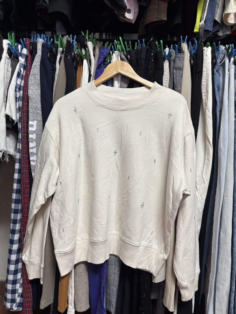 a new day longsleeve (Category: Longsleeves) located in Pila. Submitted by isabelasthriftclothes (Listing ID 1466304513, Image 1). Description: .