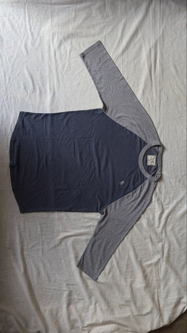 ABERCOMBIE (Category: Tshirts & Polo Shirts ) located in Davao. Submitted by kelsocool (Listing ID 1466256429, Image 3). Description: Abercrombie & Fitch 3/4 Raglan Baseball Tee Dimes (inch): 27 - length 20 - width 17.5 - sleeve color rate: 9/10 no issue good condition Model: 5’5 ft/ 54 kg Description: Classic A&F 3/4 raglan baseball tee featuring the signature embroidere.