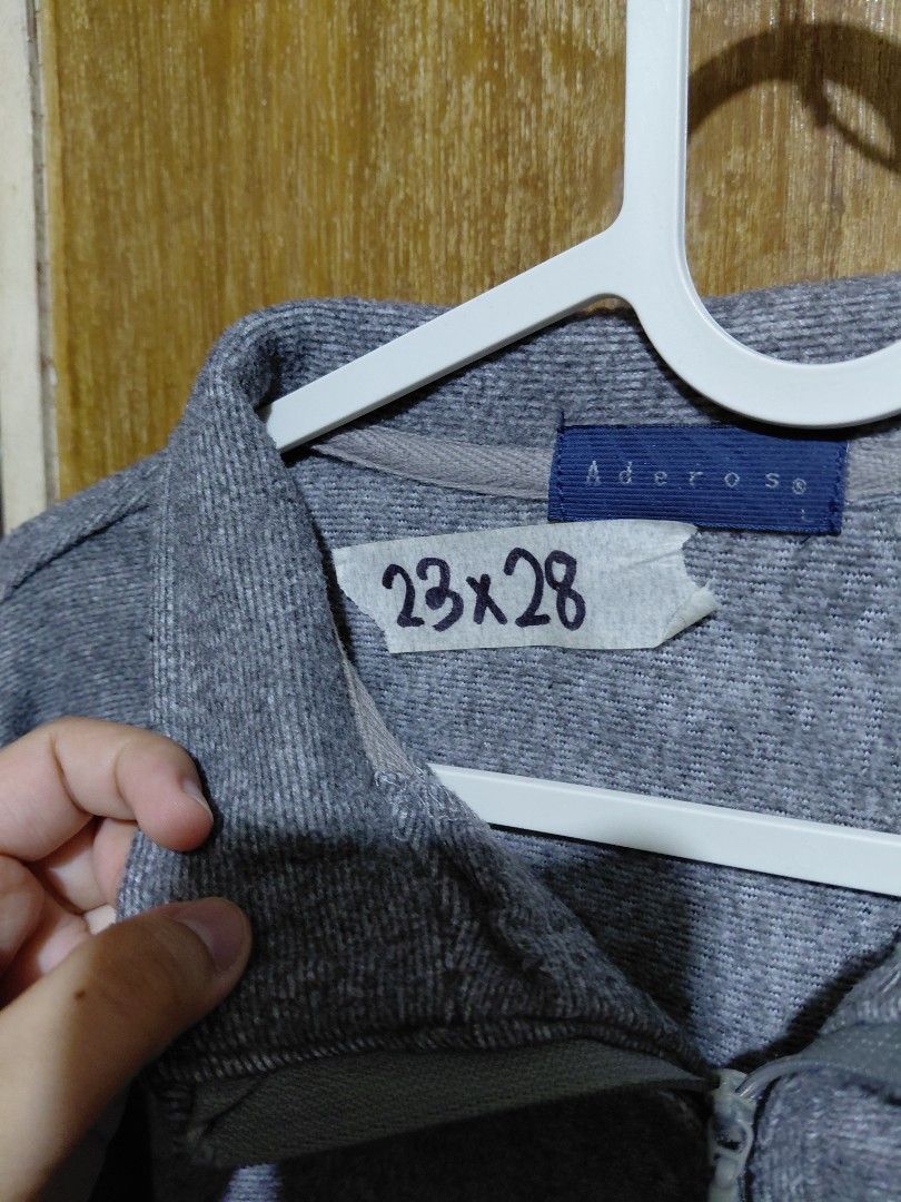 Aderose Gray Quarter-Zip Pullover Sweater 23x28 (Category: Coats, Jackets and Outerwear) located in Imus. Submitted by frootiloots4103 (Listing ID 1466314572, Image 2). Description: Gray quarter-zip pullover sweater from Aderose. Ribbed knit texture all over. High neck with zipper pull. Size tag reads 23x28. Long sleeves, relaxed fit. Warm layering piece for cool weather. Clean condition overall, ready to wear. OPEN FOR NEGO (best if aspack) 📍 I