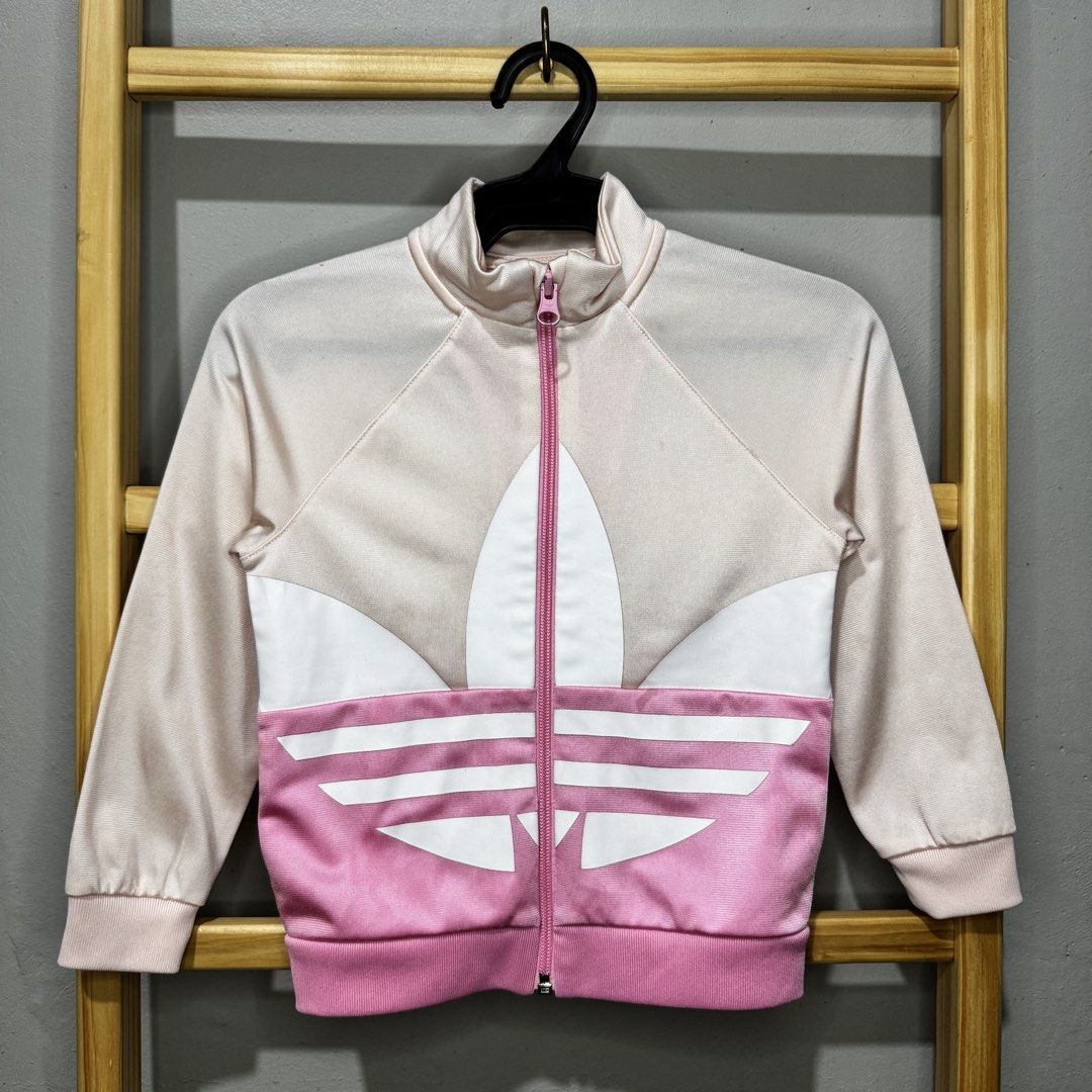 Adidas kids big print jacket (Category: Babies & Kids Fashion) located in Valenzuela. Submitted by thriftynanay88 (Listing ID 1466230285, Image 1). Description: Size 2-3Y on tag Needs washing.