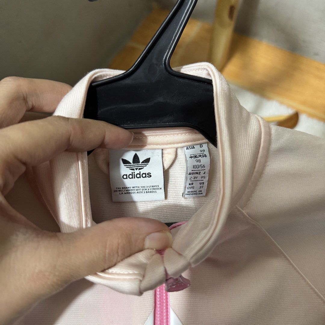 Adidas kids big print jacket (Category: Babies & Kids Fashion) located in Valenzuela. Submitted by thriftynanay88 (Listing ID 1466230285, Image 2). Description: Size 2-3Y on tag Needs washing.