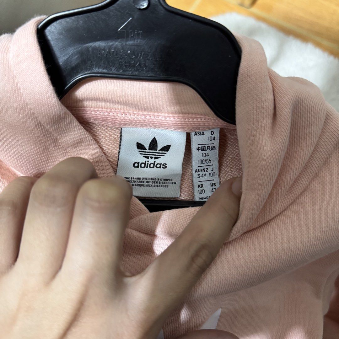 Adidas kids hoodie (Category: Babies & Kids Fashion) located in Valenzuela. Submitted by thriftynanay88 (Listing ID 1466236708, Image 2). Description: Size 3-4Y on tag.