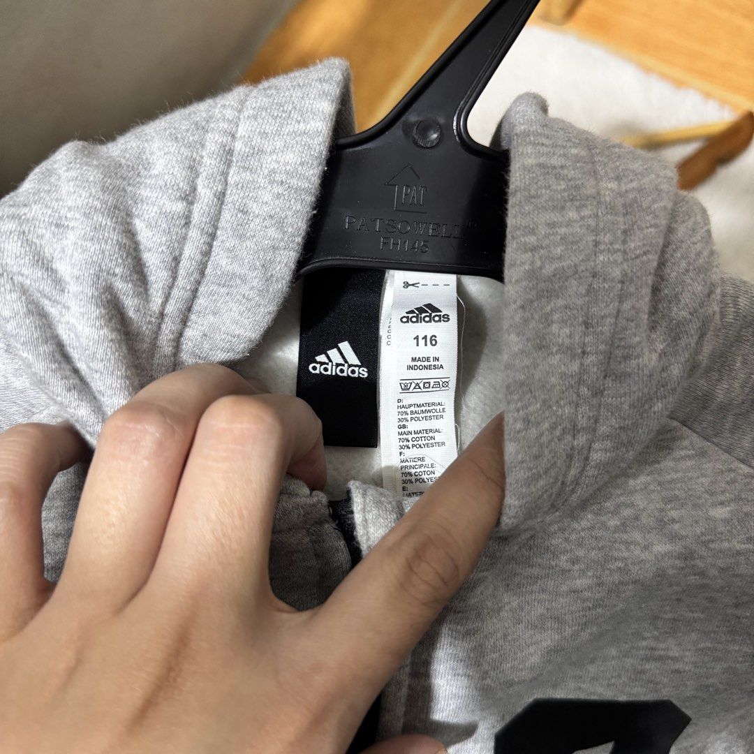 Adidas kids hoodie jacket (Category: Babies & Kids Fashion) located in Valenzuela. Submitted by thriftynanay88 (Listing ID 1466233834, Image 2). Description: Size 116 on tag 5-6Y Needs washing.