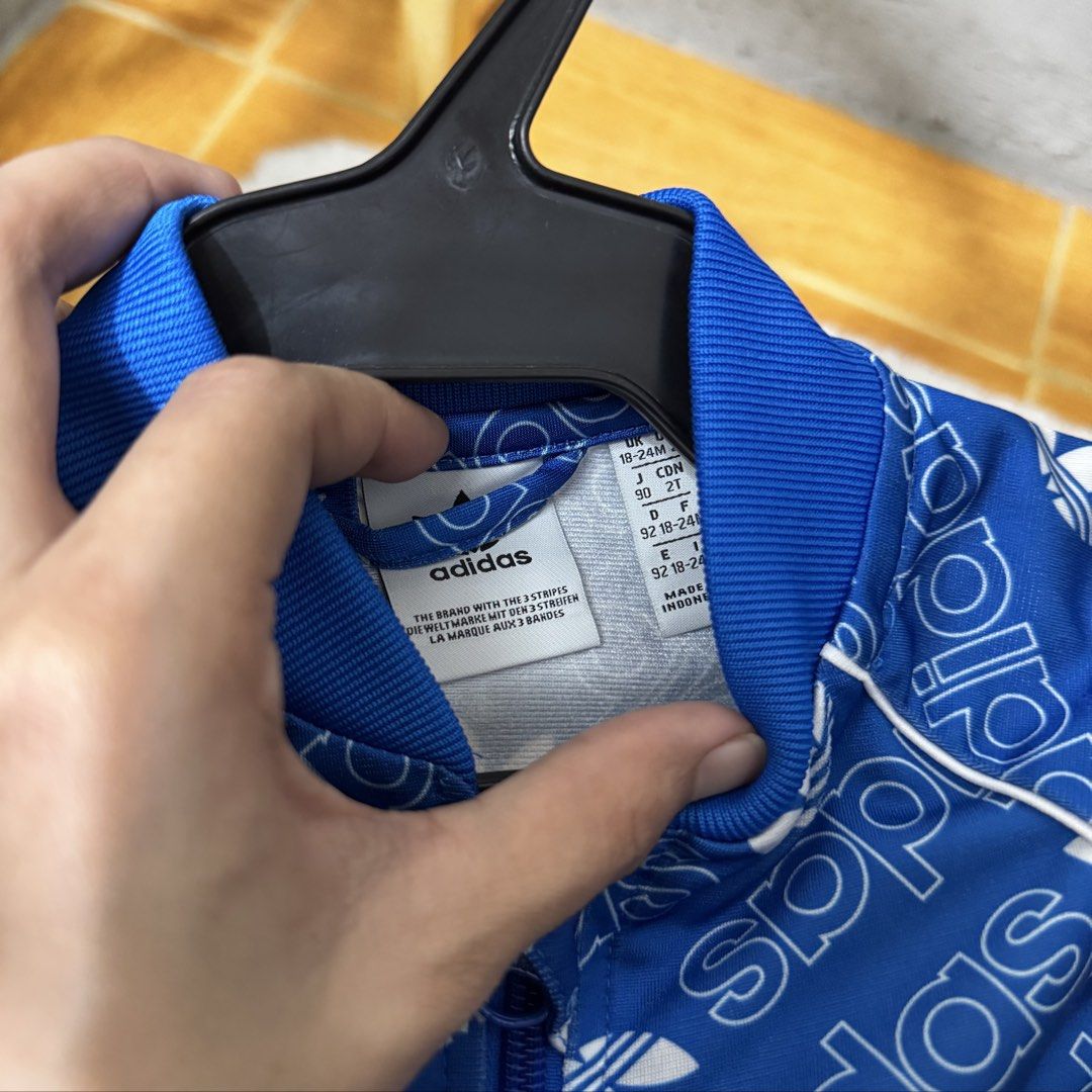 Adidas kids jacket (Category: Babies & Kids Fashion) located in Valenzuela. Submitted by thriftynanay88 (Listing ID 1466230618, Image 2). Description: Size 18-24m on tag.