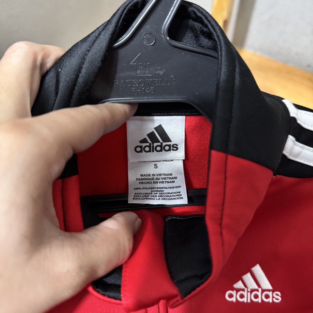Adidas kids jacket (Category: Babies & Kids Fashion) located in Valenzuela. Submitted by thriftynanay88 (Listing ID 1466237214, Image 2). Description: Size 5Y on tag.