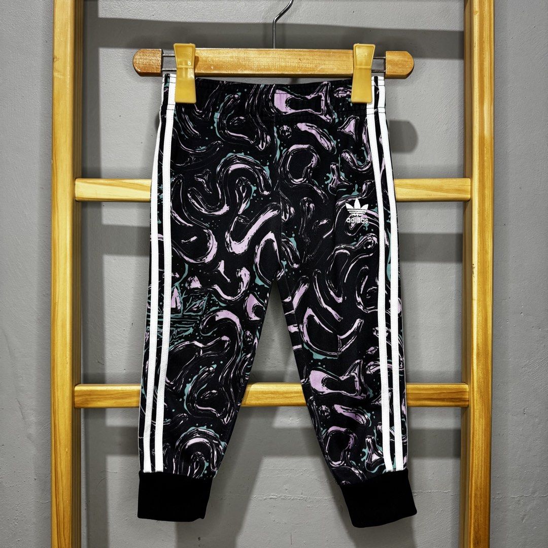 Adidas kids joggers (Category: Babies & Kids Fashion) located in Valenzuela. Submitted by thriftynanay88 (Listing ID 1466199388, Image 1). Description: Size 18-24m on tag.