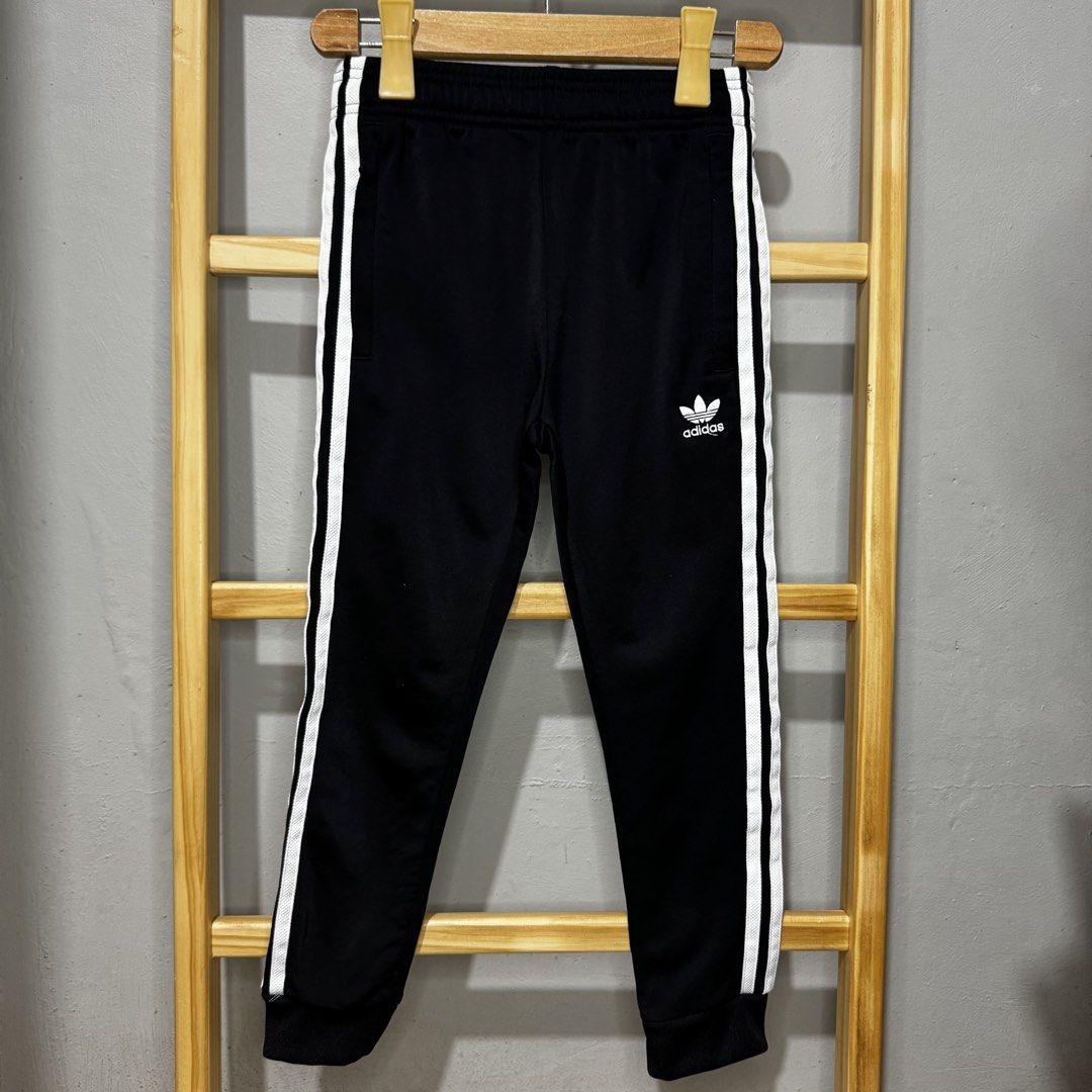 Adidas kids joggers (Category: Babies & Kids Fashion) located in Valenzuela. Submitted by thriftynanay88 (Listing ID 1466200876, Image 1). Description: Size 6-7Y on tag.