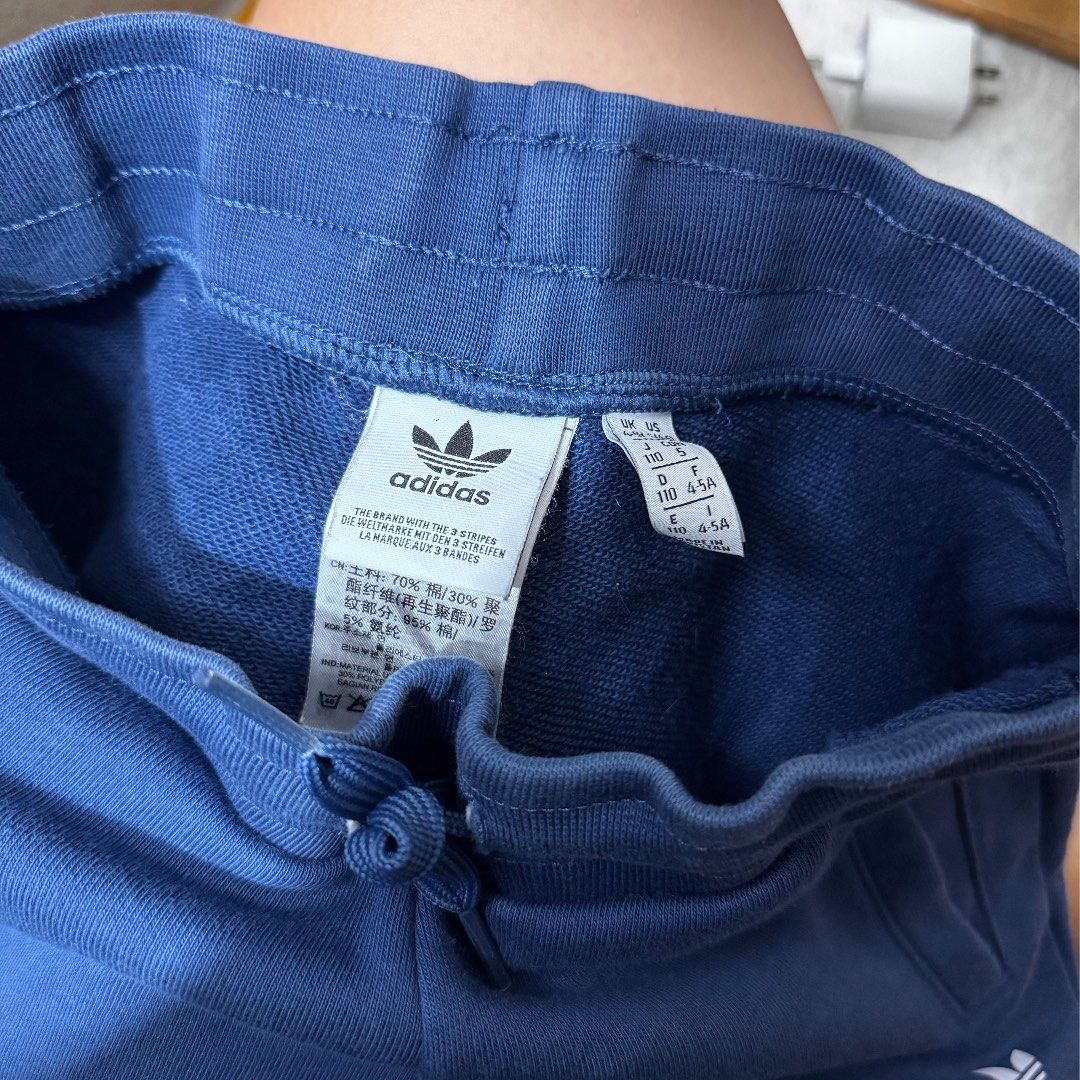 Adidas kids shorts (Category: Babies & Kids Fashion) located in Valenzuela. Submitted by thriftynanay88 (Listing ID 1466195577, Image 2). Description: Size 4-5Y on tag.