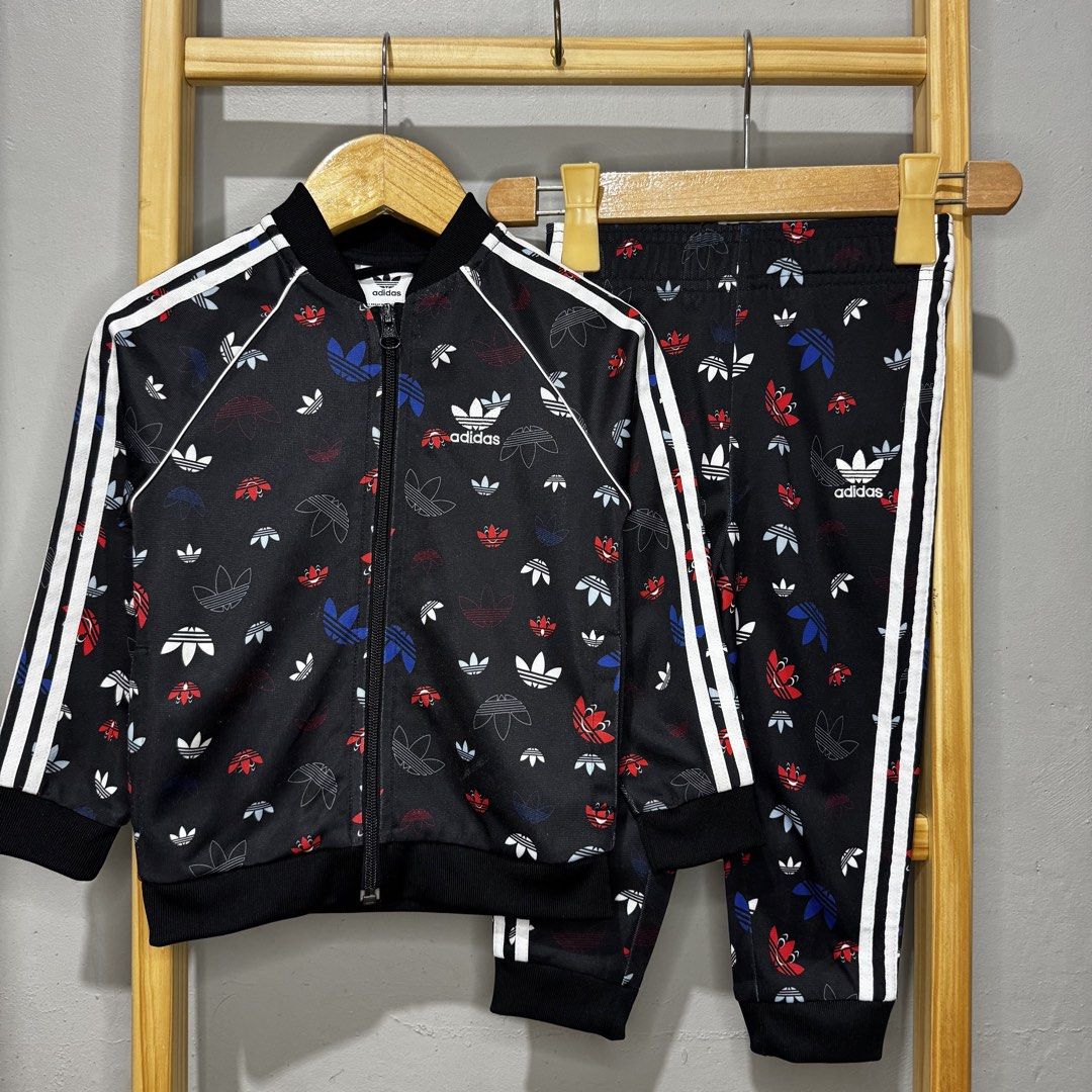 Adidas kids terno jacket & joggers (Category: Babies & Kids Fashion) located in Valenzuela. Submitted by thriftynanay88 (Listing ID 1466225544, Image 1). Description: Size 2Y on tag.