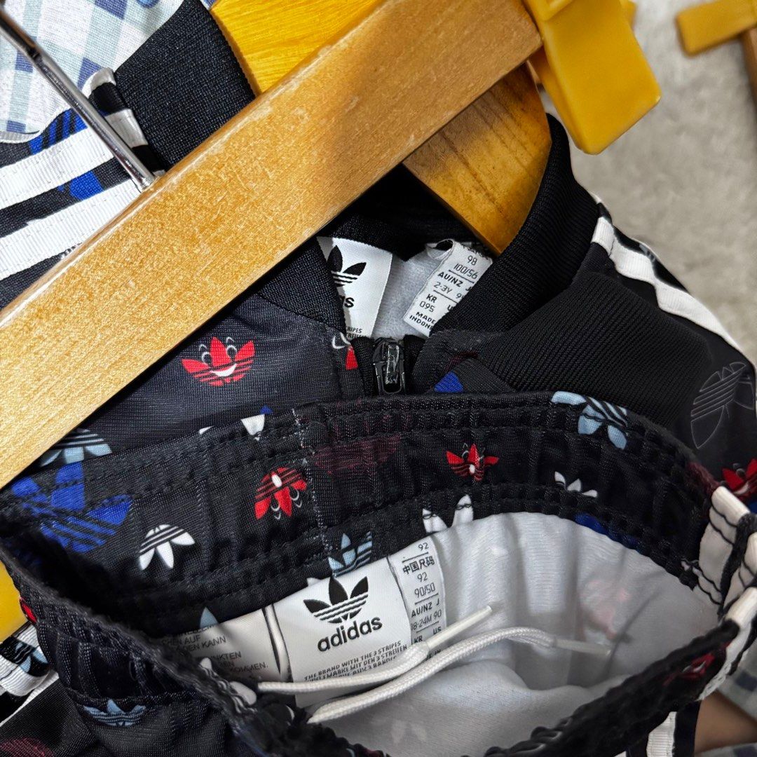 Adidas kids terno jacket & joggers (Category: Babies & Kids Fashion) located in Valenzuela. Submitted by thriftynanay88 (Listing ID 1466225544, Image 2). Description: Size 2Y on tag.