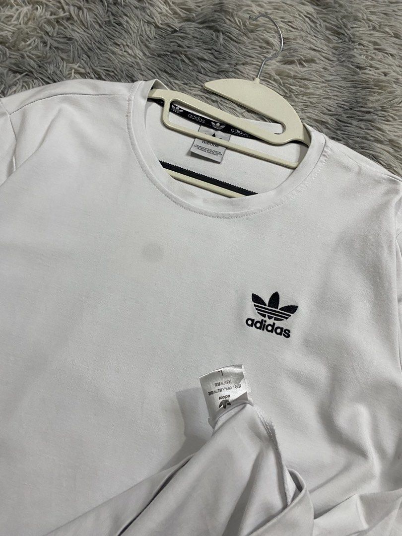 Adidas Sweater (Category: Coats, Jackets and Outerwear) located in Manila. Submitted by kurtmnla (Listing ID 1466303788, Image 3). Description: Adidas Sweater -Size S FIT / Unisex -Condition 9.5/10 -Dimes 19x25 -issue Minimal Dirt Quezon city.