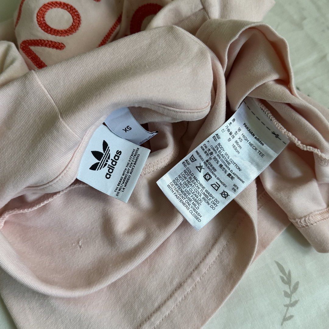 ADIDAS TURTLENECK SHIRT TOP (Category: Shirts) located in Las Pinas. Submitted by micoespotato (Listing ID 1466187835, Image 3). Description: 📏 Measurements: • Width: 13.5 inches • Length: 22.5 inches • Size: XS on tag • RFS: Decluttering • Condition: Has a small, minimal tear on the inside of the turtleneck area. Not visible from the outside when worn. • MOP: GCash • Courier: Grab / Lalamove Feel free to message me for more photos or inquiries!