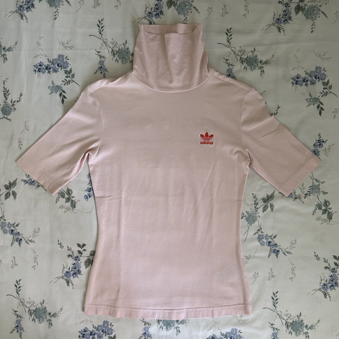 ADIDAS TURTLENECK SHIRT TOP (Category: Shirts) located in Las Pinas. Submitted by micoespotato (Listing ID 1466187835, Image 2). Description: 📏 Measurements: • Width: 13.5 inches • Length: 22.5 inches • Size: XS on tag • RFS: Decluttering • Condition: Has a small, minimal tear on the inside of the turtleneck area. Not visible from the outside when worn. • MOP: GCash • Courier: Grab / Lalamove Feel free to message me for more photos or inquiries!