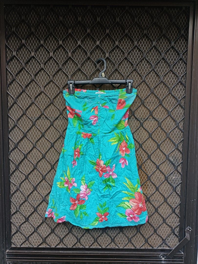Aeropostale Strapless Floral Top (Category: Others Tops) located in Muntinlupa City. Submitted by eksenathriftshop (Listing ID 1466193922, Image 2). Description: Excellent condition no issue not sure if strapless or cut strap but check ng first pic for reference.