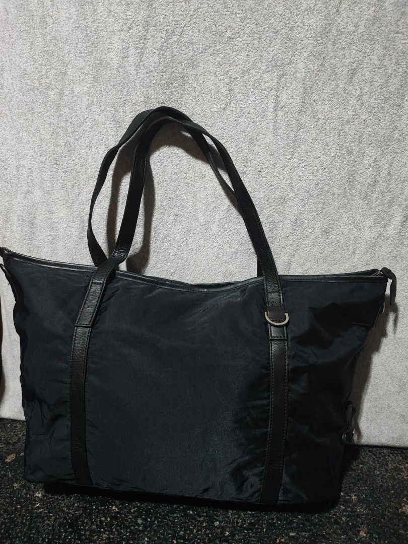 agnès b. Black Nylon Tote Bag (Category: Tote Bags) located in Baguio. Submitted by jayrgijc52758 (Listing ID 1466168257, Image 2). Description: Agnes B. Nylon tote bag Large size Very nice nito pereng prada😁 700.