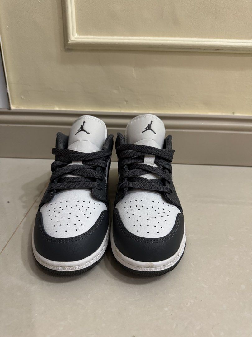 Air Jordan 1 Low (authentic) (Category: Sneakers) located in Antipolo. Submitted by random_it3ms (Listing ID 1466188071, Image 2). Description: Used less than 5 times Like New No Box 2300 only Size: US: 4Y UK: 36 Cm: 23cm Rfs: Hindi nagagamit.