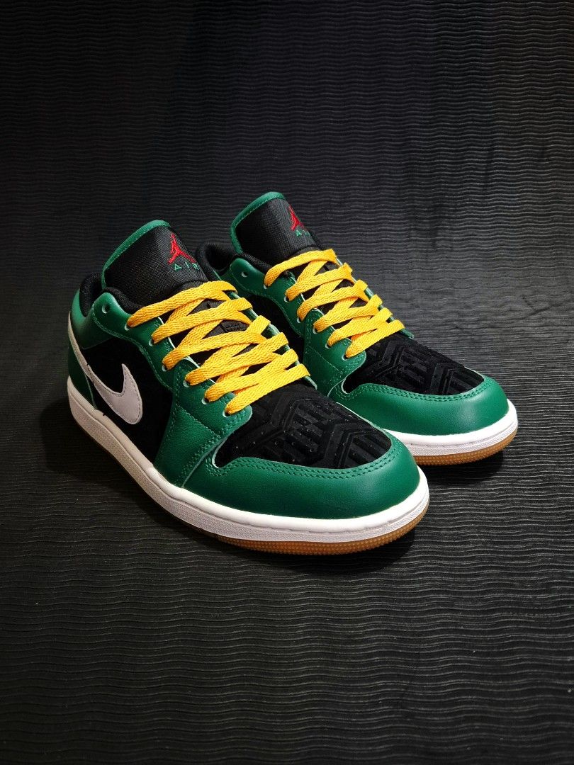 Air Jordan 1 Low SE Christmas (Category: Sneakers) located in Manila. Submitted by jrtgunao32451 (Listing ID 1466184030, Image 2). Description: ▪︎Php 4,500 (Below SRP Php 7,295) ▪︎Size: 9 US Men's ▪︎Brand new with OG box + extra lace ▪︎Proof of previous transactions: 📌 Follow us on FB and IG: jjcsoles 📌 ▪︎Mode of Payment: Gcash /BPI /BDO 🚚 Lalamove / LBC (Shipping fee will be shouldered by the buyer) 📍Meet-up (Near LRT2 Antipolo Station / SM 
