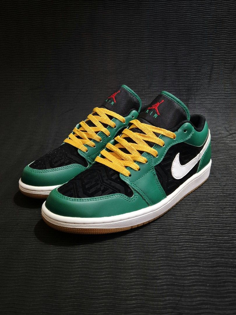 Air Jordan 1 Low SE Christmas (Category: Sneakers) located in Manila. Submitted by jrtgunao32451 (Listing ID 1466184030, Image 1). Description: ▪︎Php 4,500 (Below SRP Php 7,295) ▪︎Size: 9 US Men's ▪︎Brand new with OG box + extra lace ▪︎Proof of previous transactions: 📌 Follow us on FB and IG: jjcsoles 📌 ▪︎Mode of Payment: Gcash /BPI /BDO 🚚 Lalamove / LBC (Shipping fee will be shouldered by the buyer) 📍Meet-up (Near LRT2 Antipolo Station / SM 