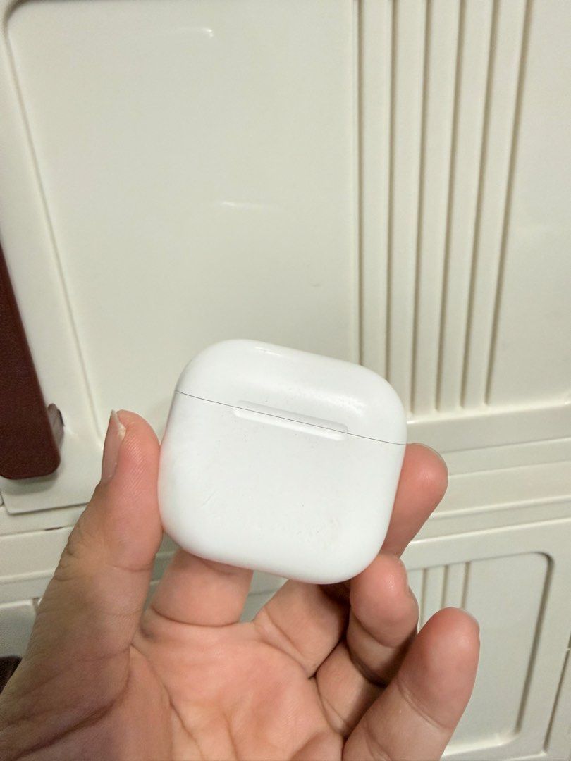 Airpods 4 with noise cancellation (Category: Earphones) located in Manila. Submitted by iyamdavid (Listing ID 1466319238, Image 2). Description: AIRPODS 4 with noise cancellation Kung maselan ka, SKIP mo na to (See photos) Kung madiskarte ka pwede sayo to With sign of usage Yun right side napansin ko 2-3hrs nalang sya Nabili ko lang din secondhand used only 1 week rfs upgrade Loc: Antipolo .